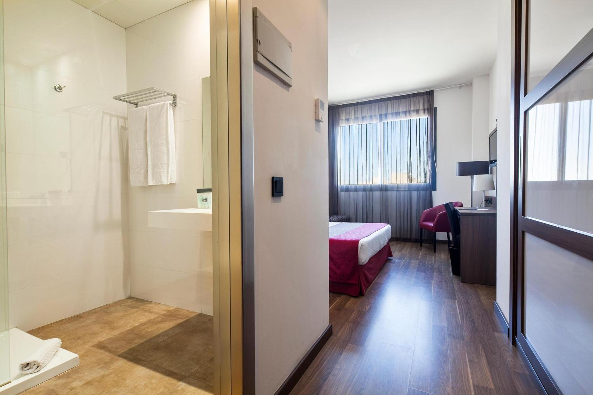 4 Hotel
