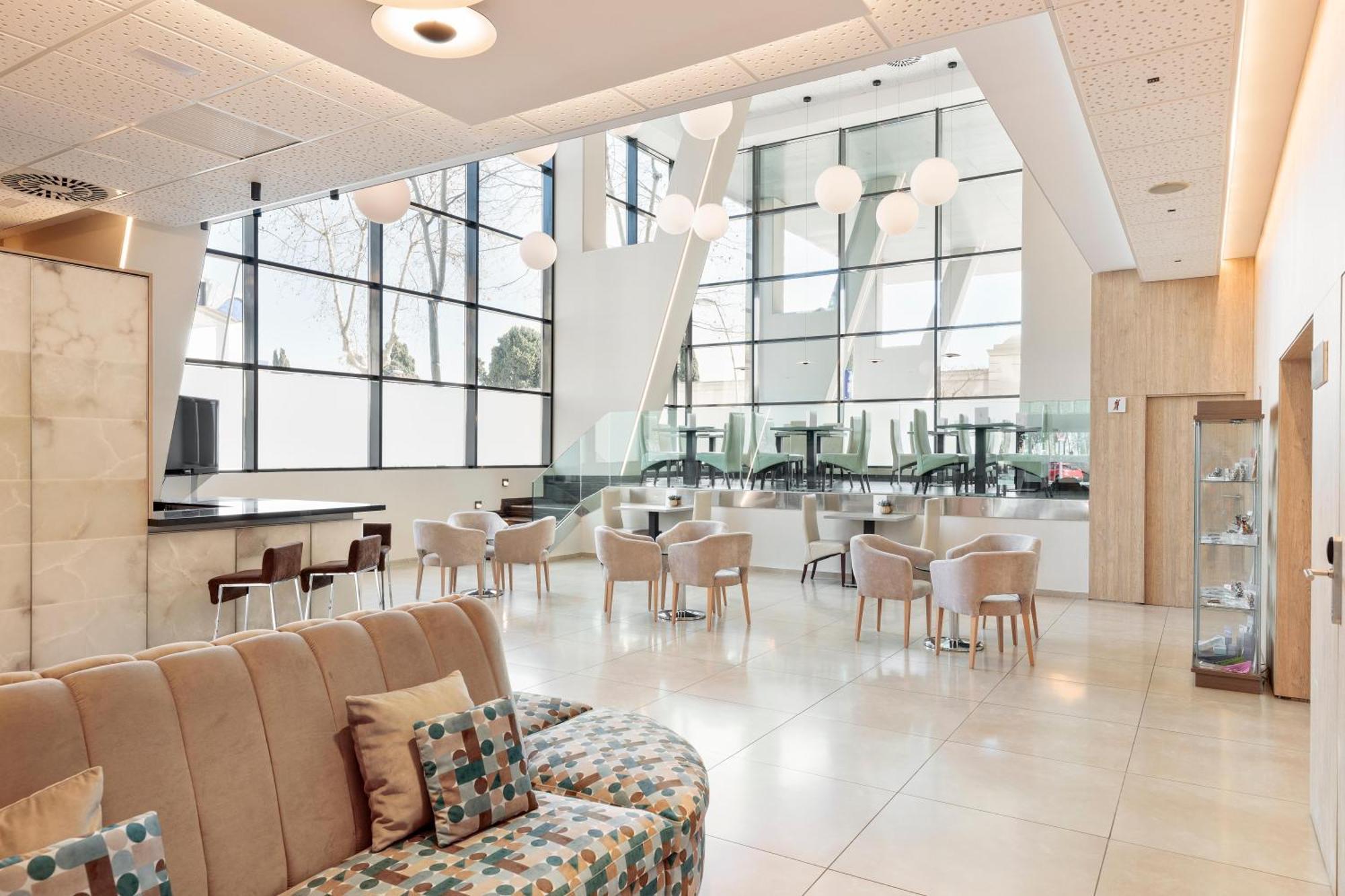 Hotel 4 4*