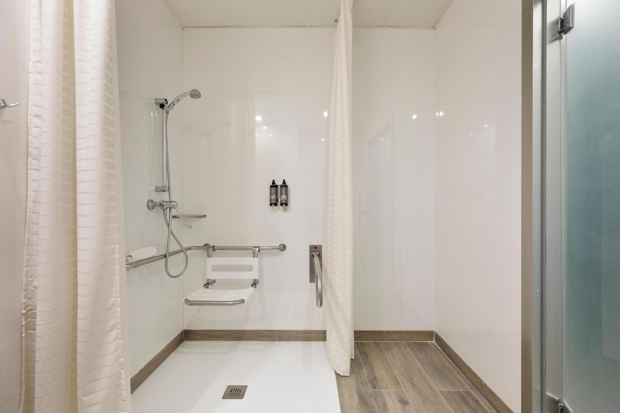 4 Hotel 4*