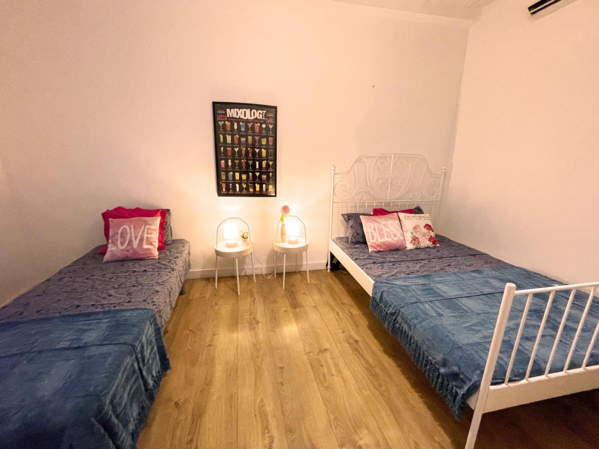 - Port Vell 1 Hostal