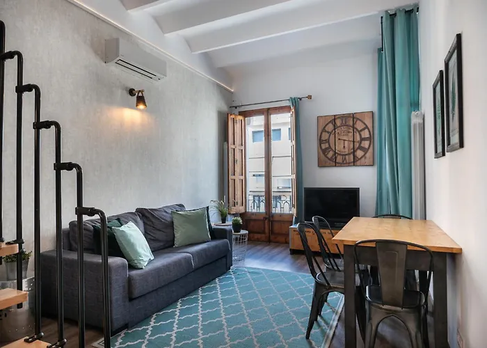 Beautiful Renovated Loft Minutes From The Beach