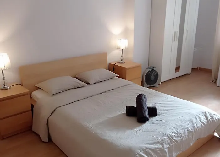 Sunny Central Double Bed Room Metro L5 - L1