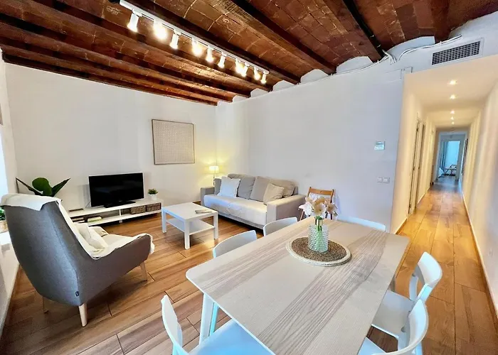 Bright & Spacious Family Flat In Central Barcelona