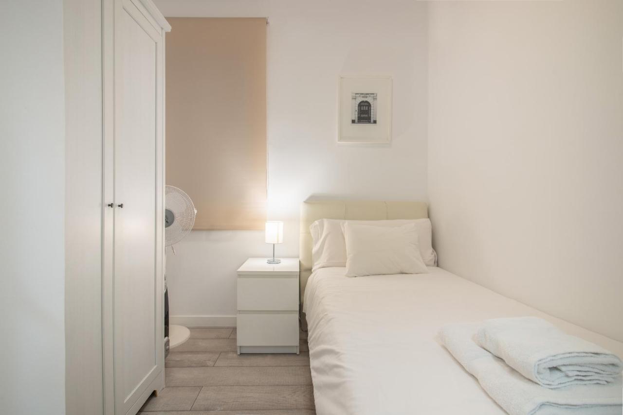 The White Flats Les Corts