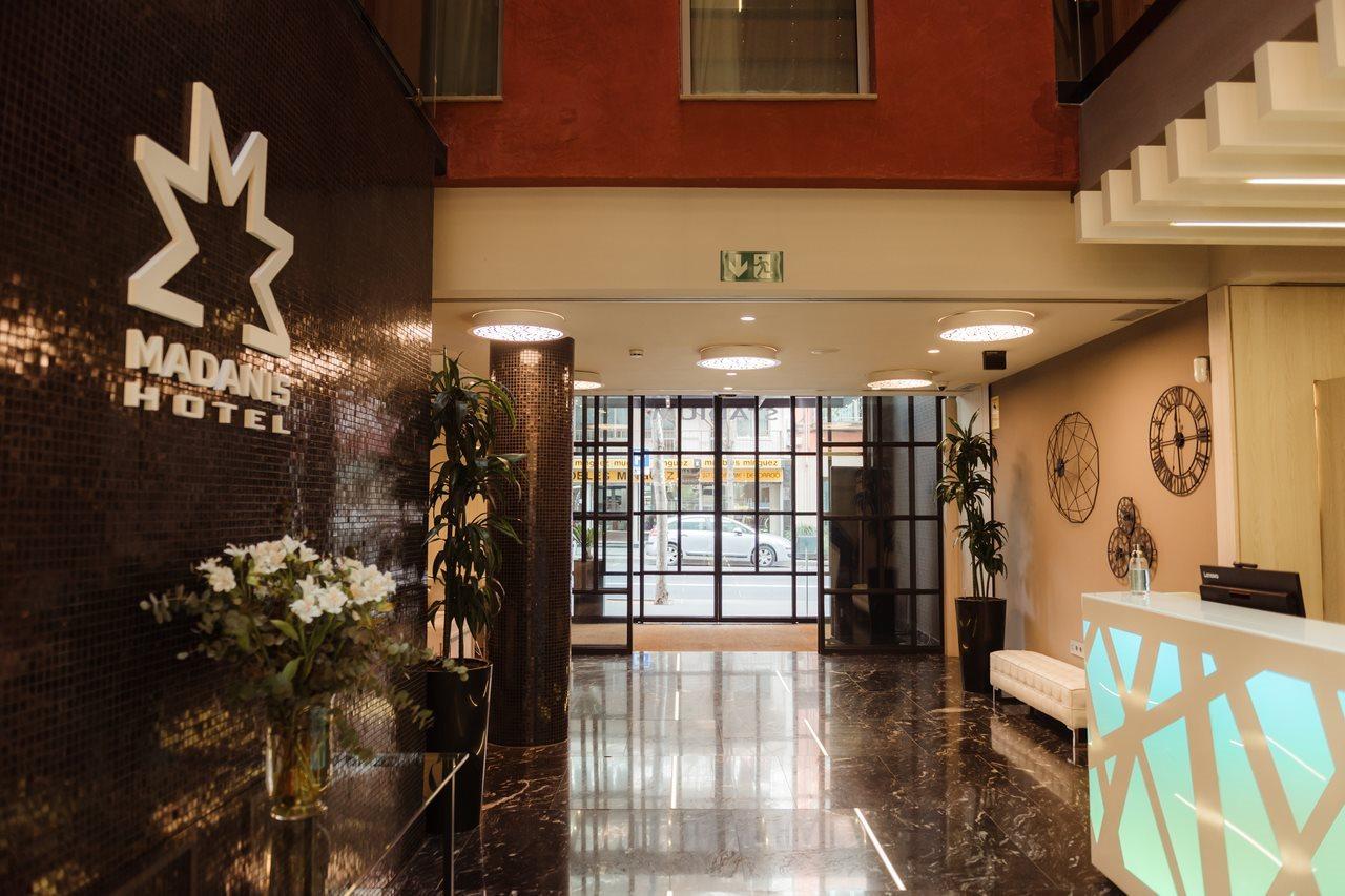 Arya Stadium Hotel