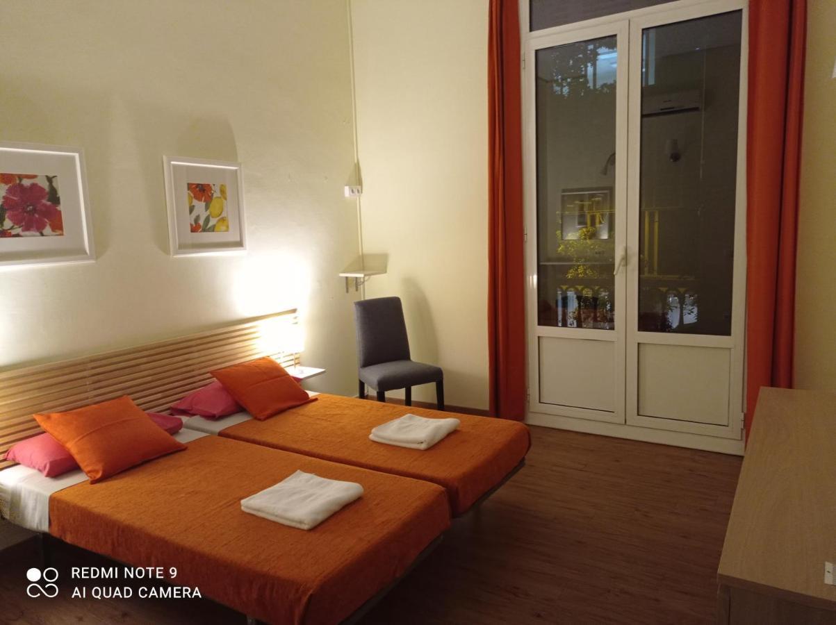Hostal Garden *