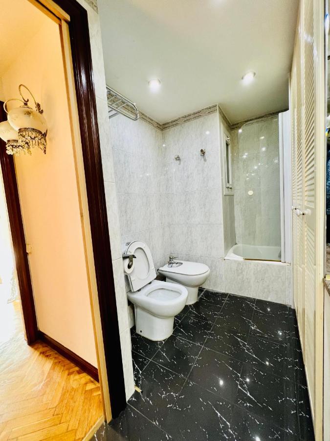 Your Second In With Private And Private Bathroom Close To Montjuic, Pl Espana, La Rambla, Ferry Port Habitación en casa particular