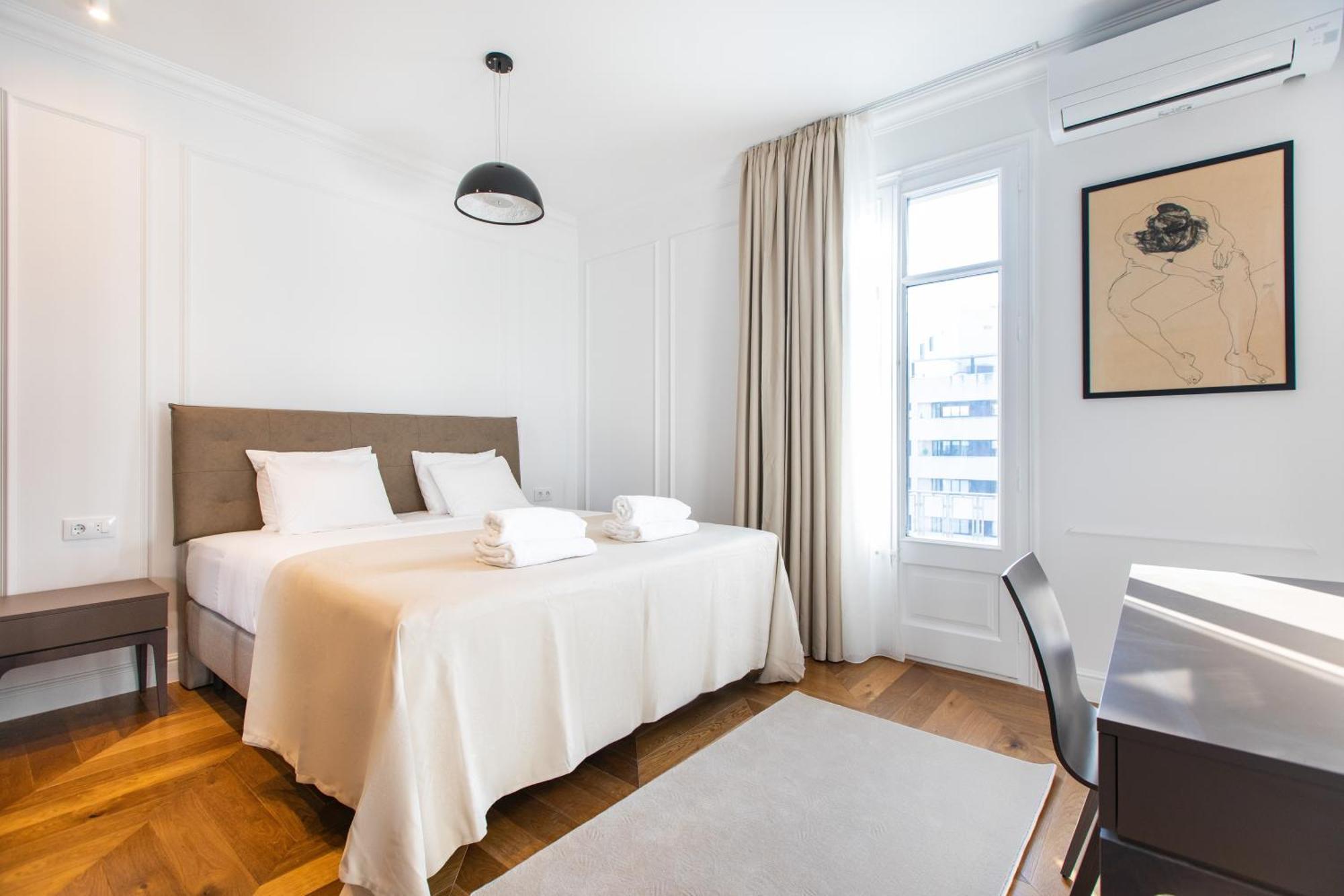 Majestic 4br/4bath In Sagrada Familia Area Apartment