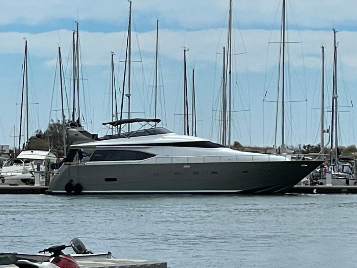 Botel Motoryacht 21 Avec Equipage Barcelona