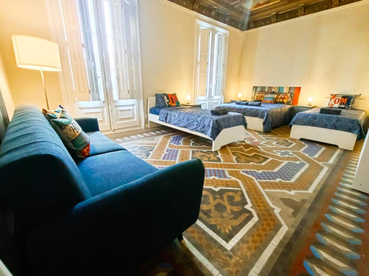 By Plaza Catalunya Hostal