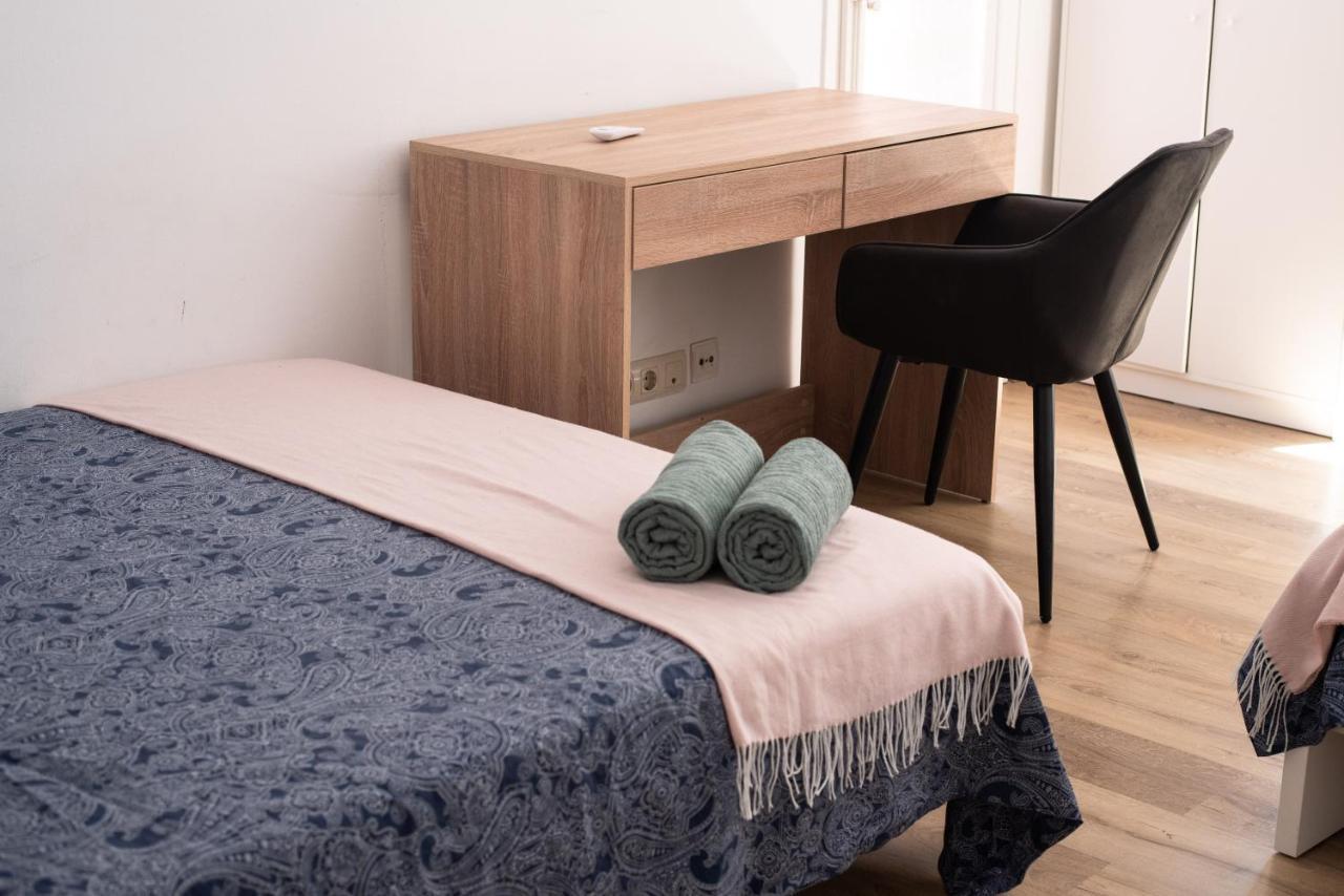 By Port Vell Rooms Hostal *