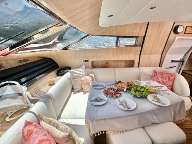 Botel Motoryacht 21 Avec Equipage Barcelona