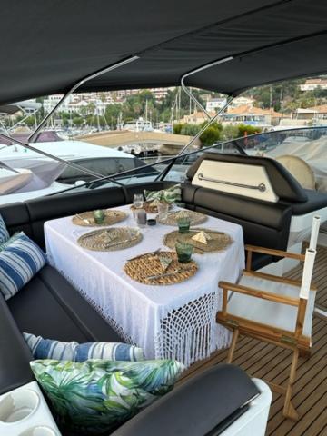 Motoryacht 21 Avec Equipage Botel Barcelona