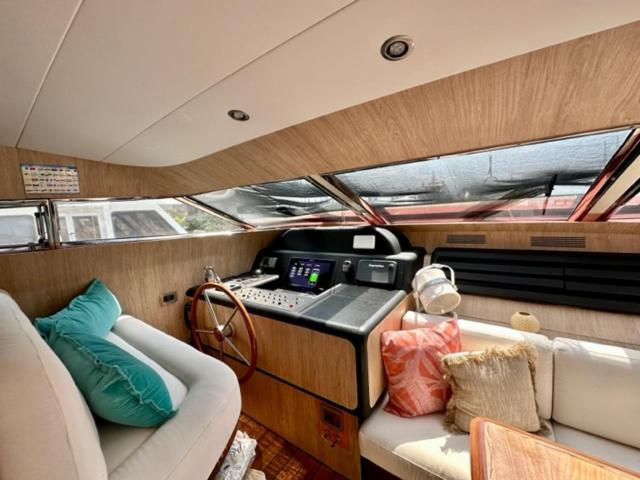 Botel Motoryacht 21 Avec Equipage Barcelona