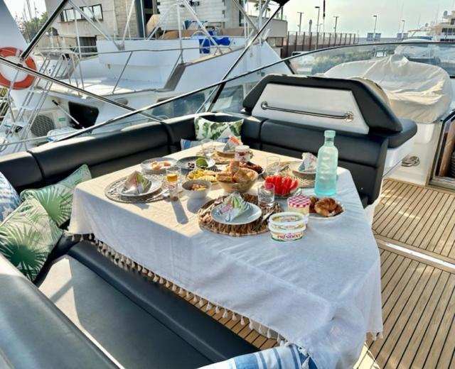 Motoryacht 21 Avec Equipage Botel Barcelona