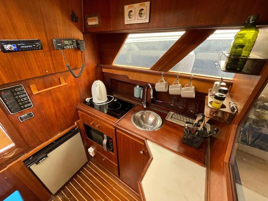 Barco Acogedor - Cosy Boat - Hotel en barco Barcelona
