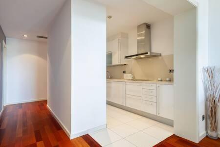 Wonderful 2-bd With Balcony Plaza Cataluna Apartment *