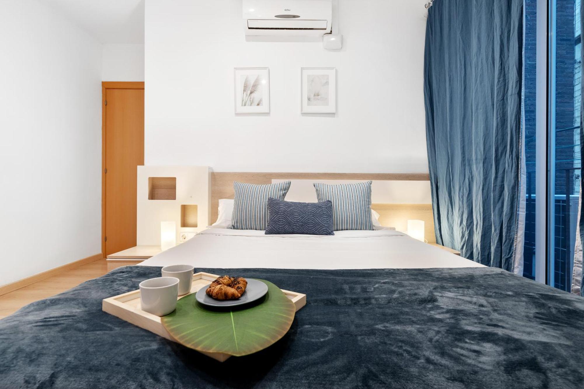 Apartment Recently Renovated 2 Bedroom In Eixample Barcelona