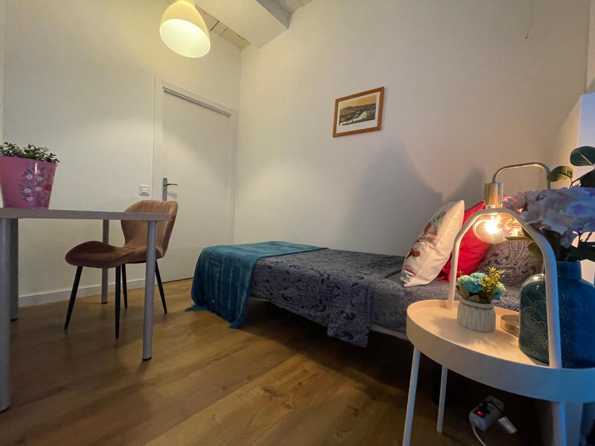 Hostal Rooms In Gothic Barcelona