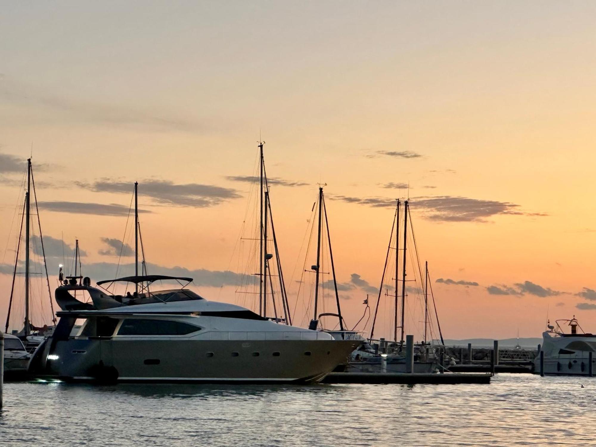 Motoryacht 21 Avec Equipage Botel Barcelona