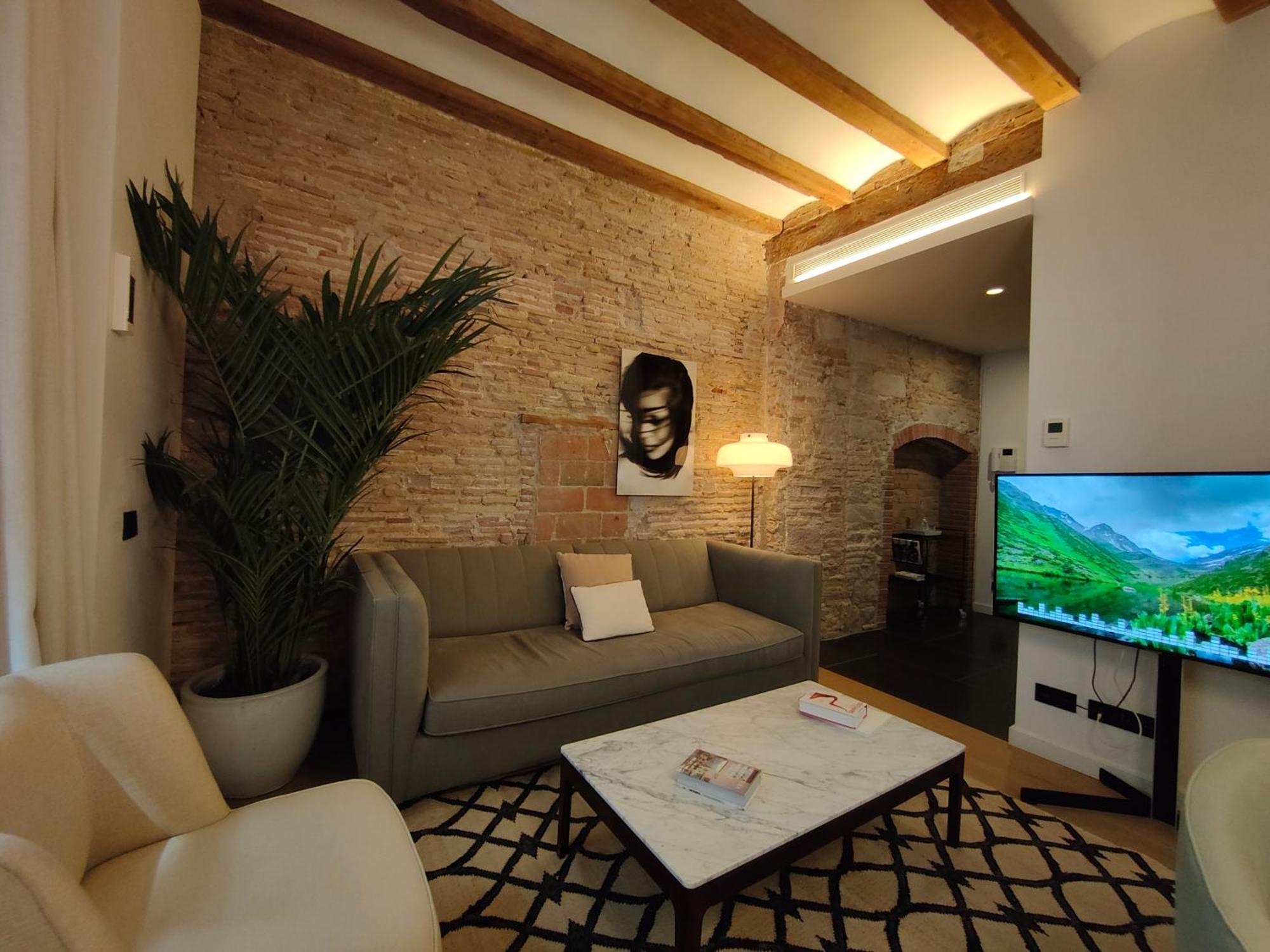 Luxury 2br&2washrooms City Center *