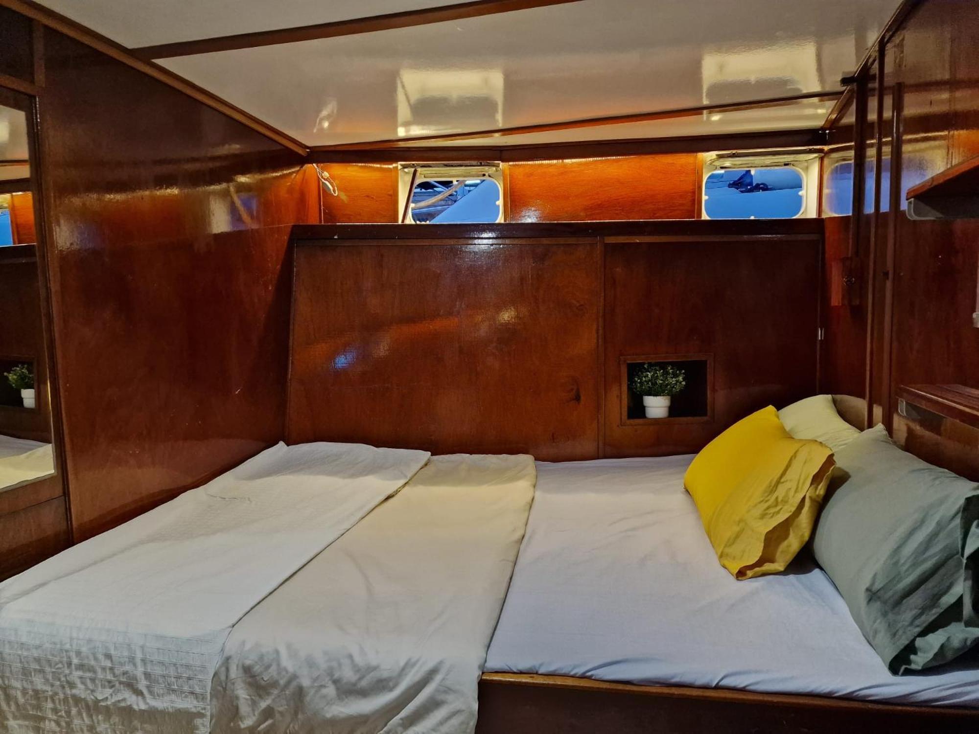 Classic Boat Botel Barcelona