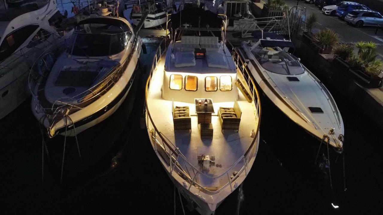 Botel Classic Boat