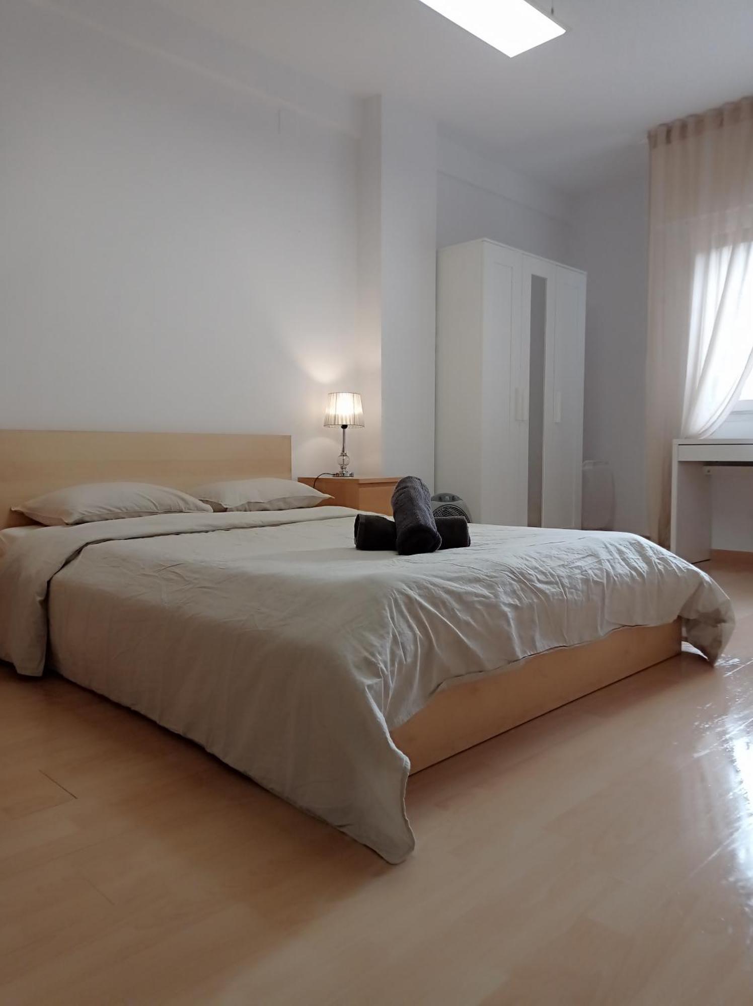 Hostal Sunny Central Double Bed Metro L5 - L1 *
