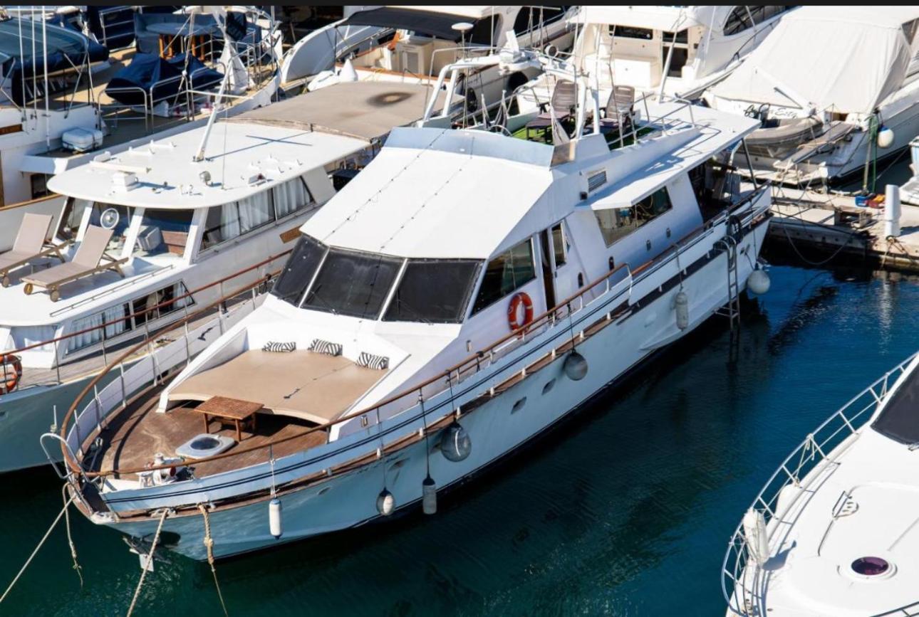 Aloha Boat Hotel en barco