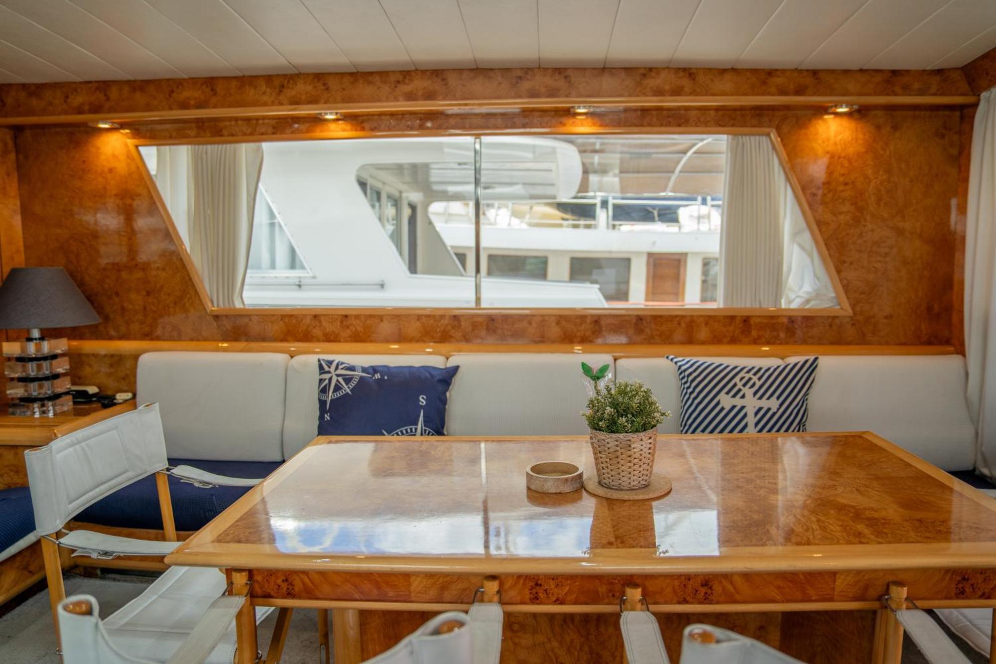 Aloha Boat Hotel en barco