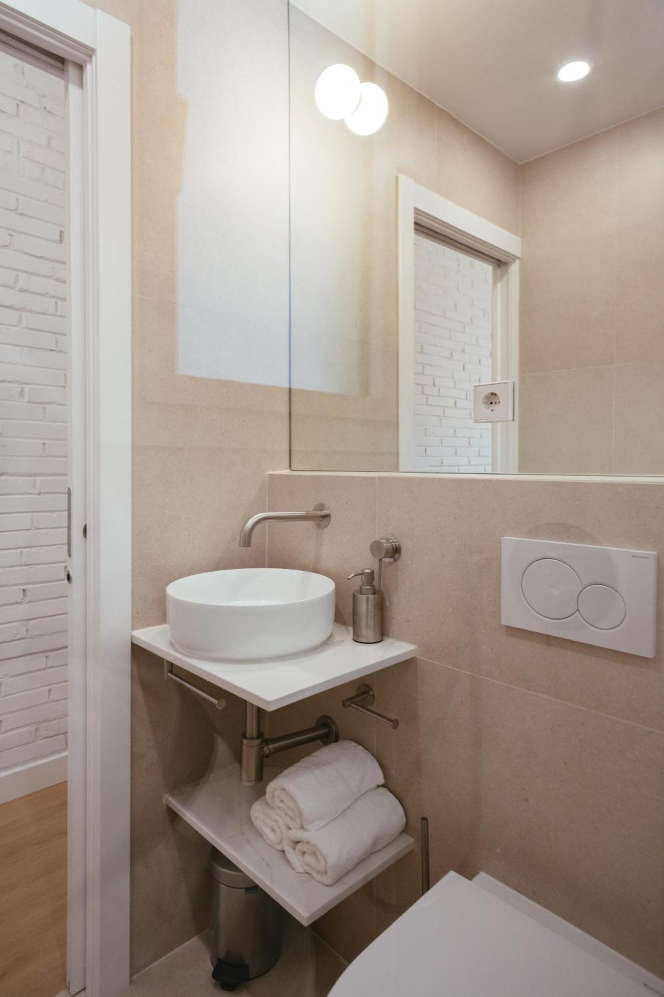 Newly Renovated Stylish Eixample - Great Location Barcelona