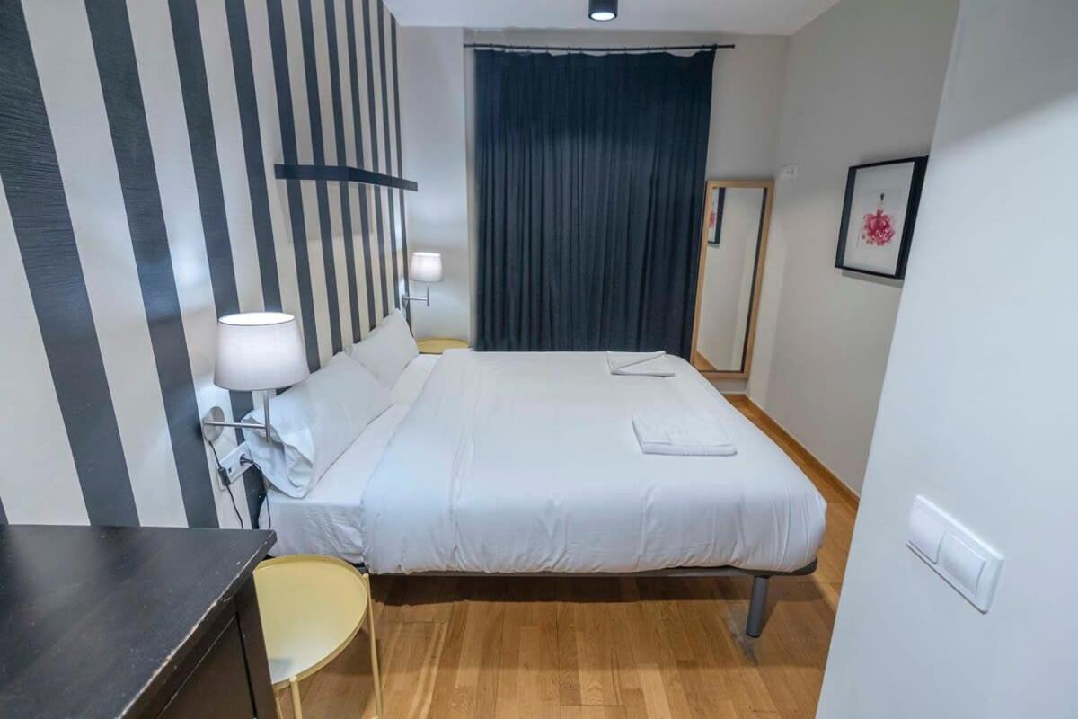 2 Bedroom With Balcony In Eixample 3-2 *