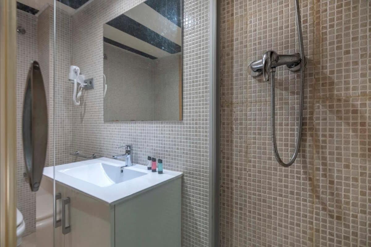 2 Bedroom With Balcony In Eixample 3-2 * Barcelona