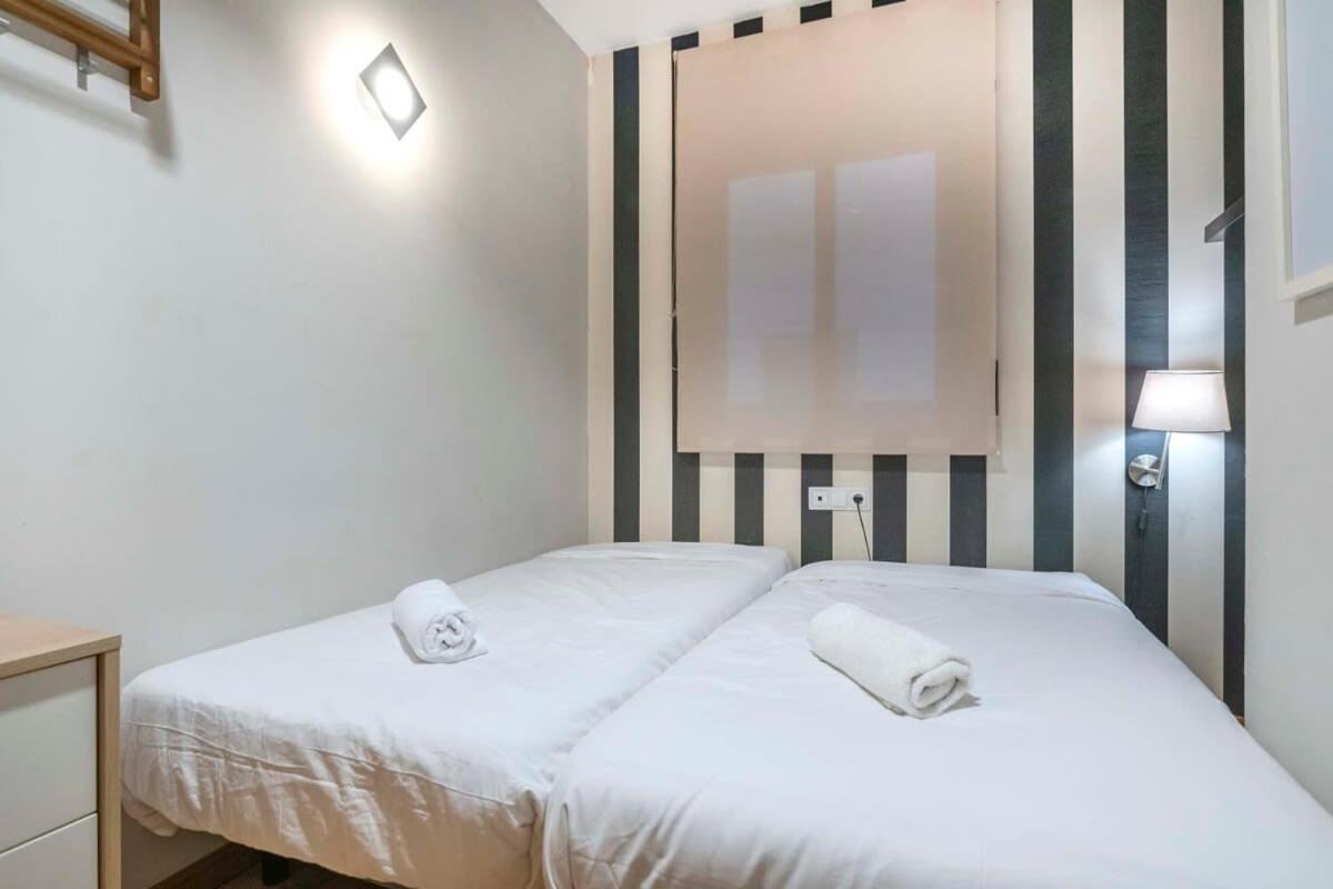 Apartamento 2 Bedroom With Balcony In Eixample 3-2 *