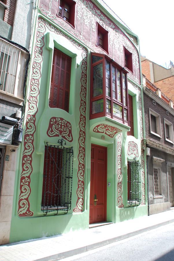 Casita Amarilla Hotel del amor Barcelona