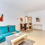 Bright And Spacious 3 Bedroom Close To The Beach