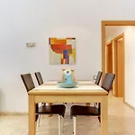 Bright And Spacious 3 Bedroom Close To The Beach