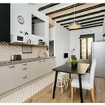 Lovely design 4bed close to Sagrada Familia