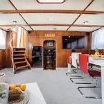 Spacious Yacht Hotel Barcelona City Center 5 Cabins