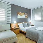 Two Bedroom Townhouse Within 10Min Walk From Beach
