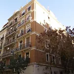 Poble Sec-1: Centrally Located Budget Apartment
