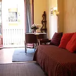 Poble Sec-1: Centrally Located Budget Apartment