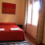 Poble Sec-1: Centrally Located Budget Apartment
