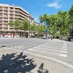 Arc De Triomf Luxury Modern 2-Bedroom 2-Bathroom