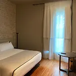 Uma Suites Pau Claris