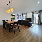 Big Apartment For 15 In The Heart Of Eixample