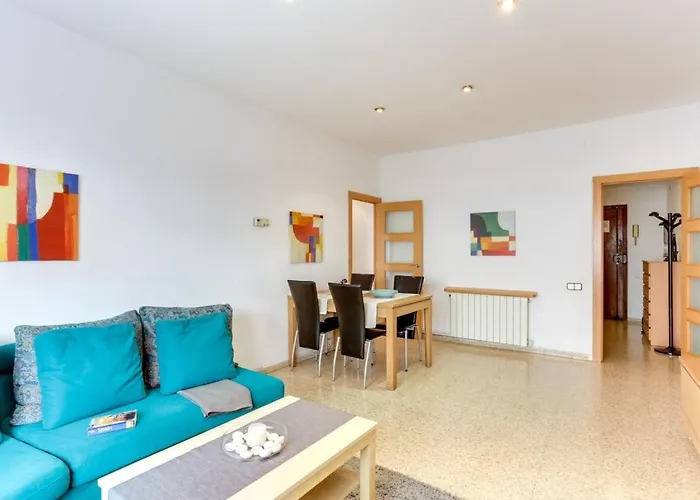 Bright And Spacious 3 Bedroom Close To The Beach