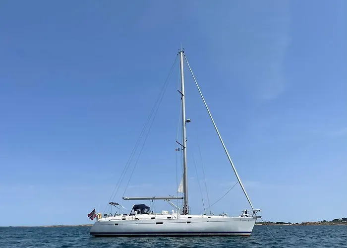 Beautiful And Comfortable Sailboat With Secure Parking Available