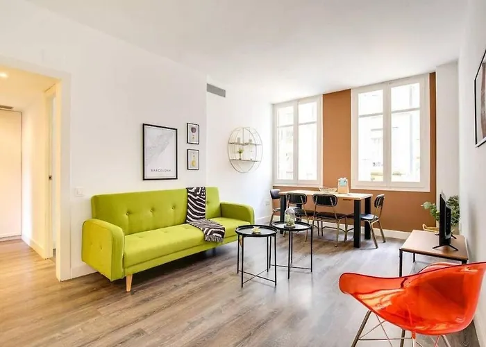 Colorful With Cozy Terrace In Gracia