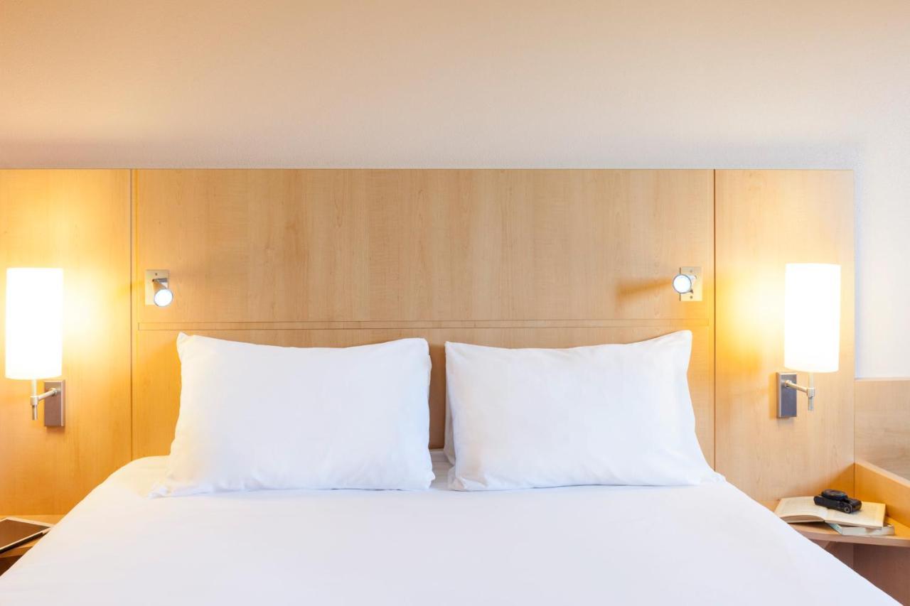 Hotel Ibis Plaza Glories 22@ 2*